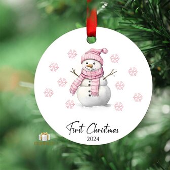 First Christmas 2024 Roze Sneeuwpop - Rond MDF Kerstornament