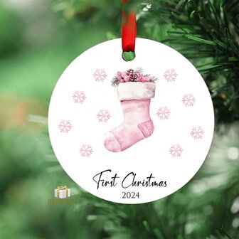 First Christmas 2024 Roze Kerstsok - Rond MDF Kerstornament